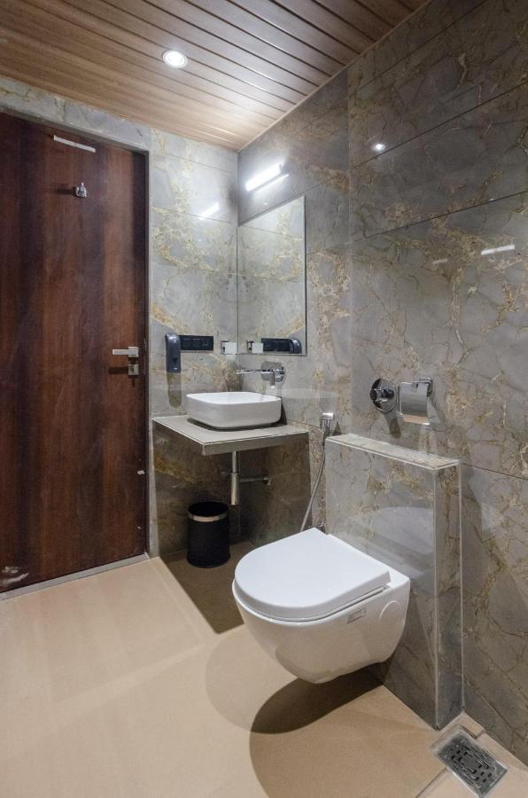 Hotel Diamond 26 Сурат Экстерьер фото