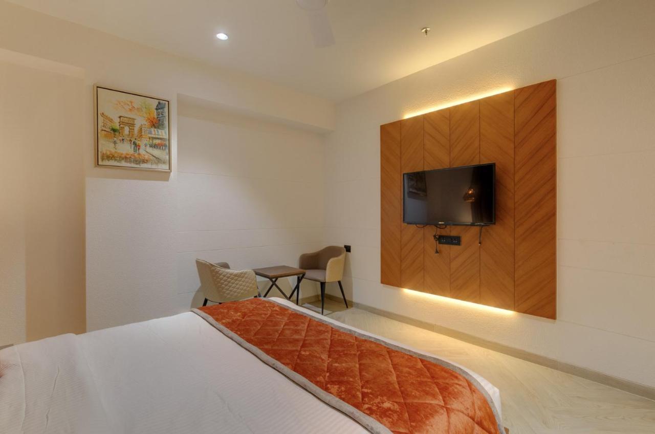 Hotel Diamond 26 Сурат Экстерьер фото