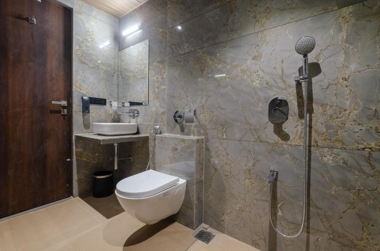 Hotel Diamond 26 Сурат Экстерьер фото